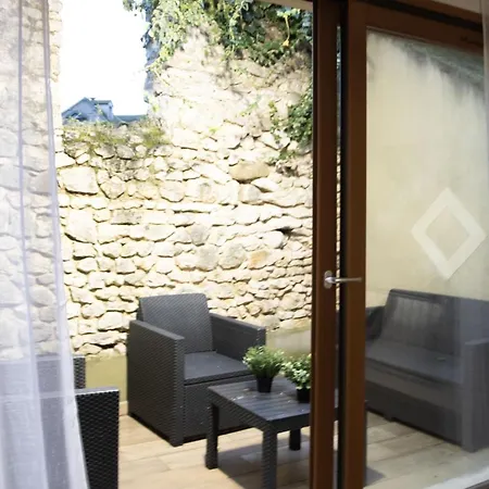 Muraille Du Chateau Avec Jacuzzi Nemours